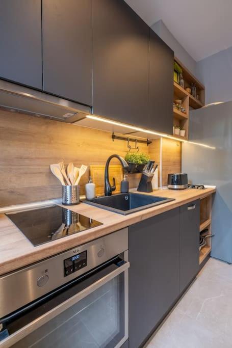 Apartment Calm, Luxury Apartment, Premium Location At Ndk! *