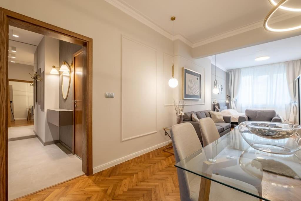 Apartment Calm, Luxury Apartment, Premium Location At Ndk! *