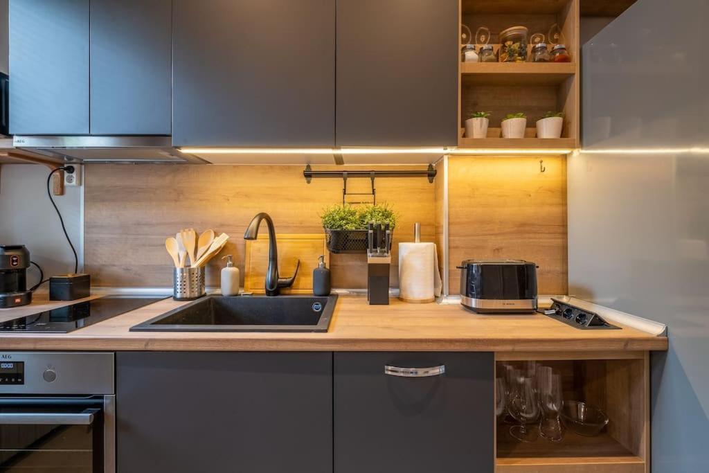 Calm, Luxury Apartment, Premium Location At Ndk! Apartamento
